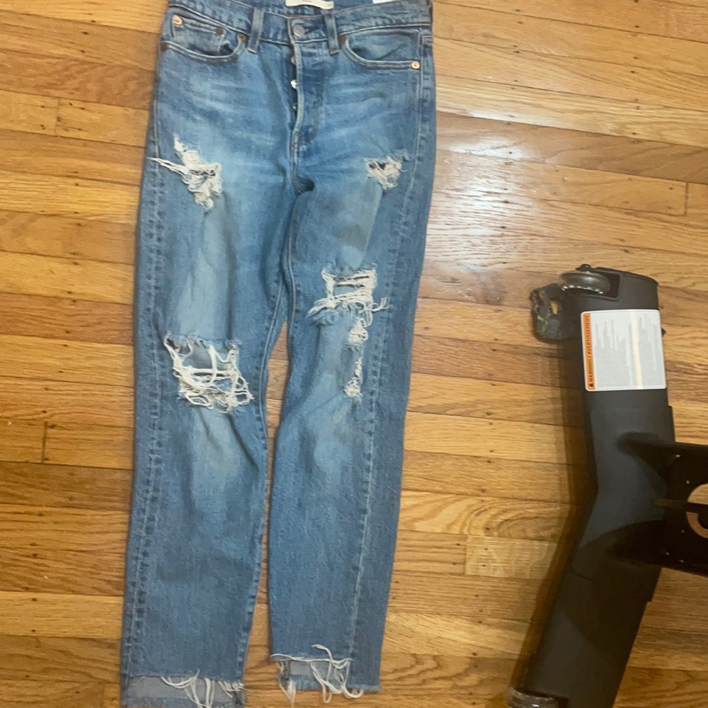 Levi’s wedgie size 26 ripped jeans.